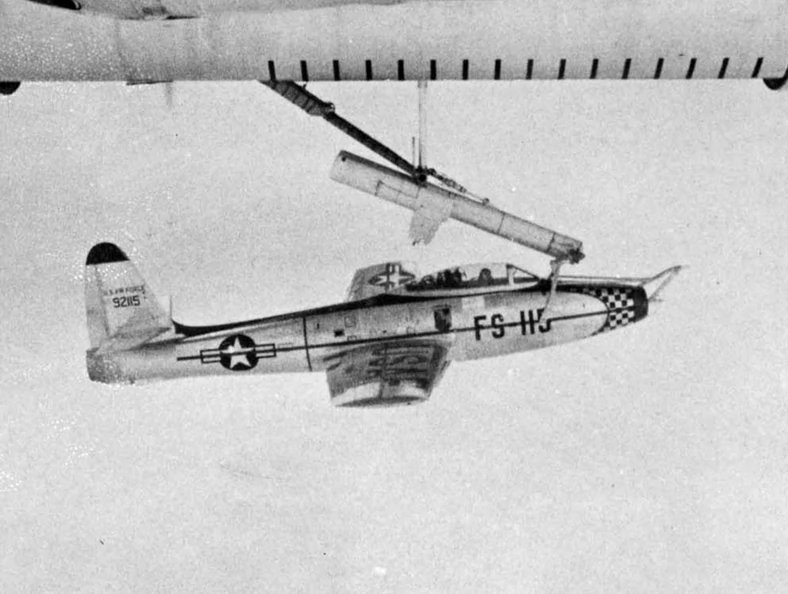 F-84E na wysięgniku projektu FICON
