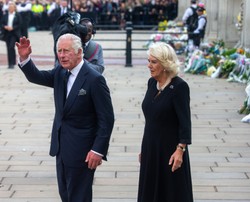 Król Karol nie jada lunchu i uwielbia trening kanadyjskich pilotów. "Jest poszukiwaczem przygód"