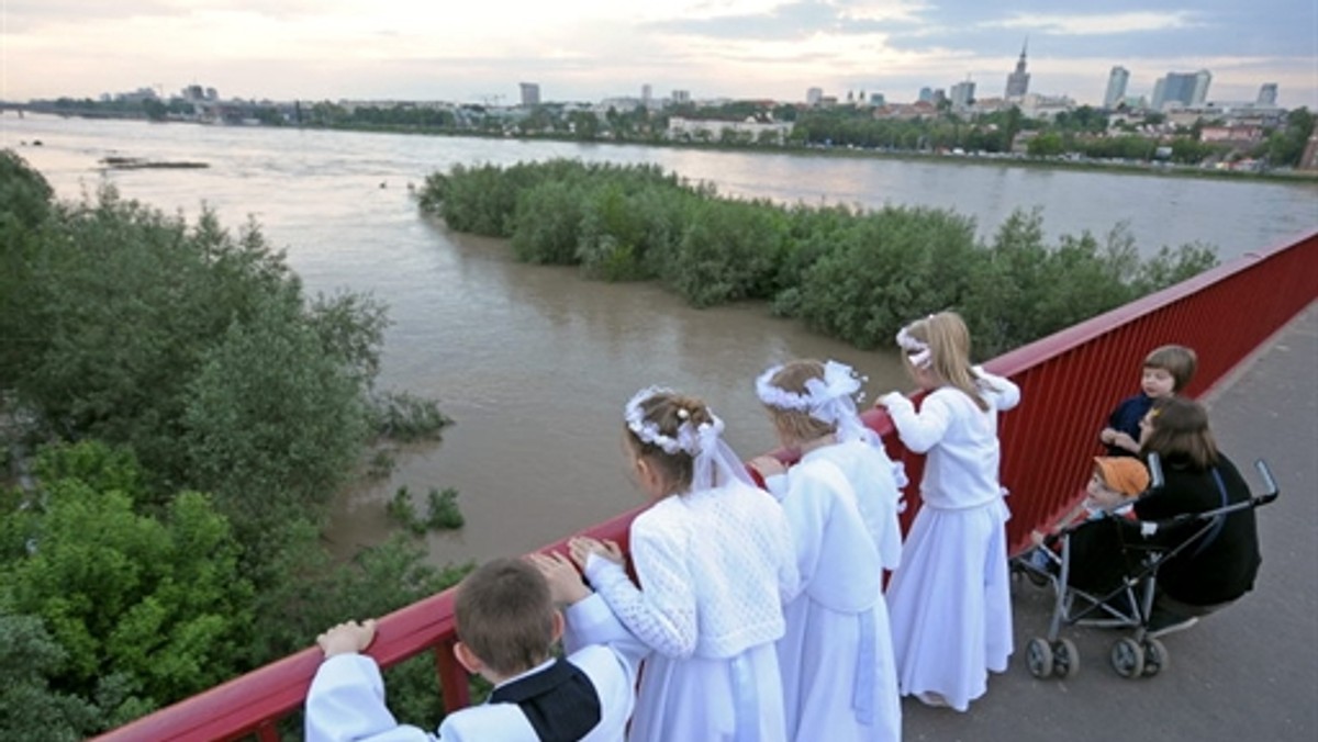 Dziś rano poziom wody w Wiśle osiągnął najwyższy do tej pory poziom - 777 centymetrów. W niektórych miejscach do korony wałów brakuje już tylko trzech centymetrów. Ale wciąż najgroźniejsze jest przesiąkanie namokniętych wałów.