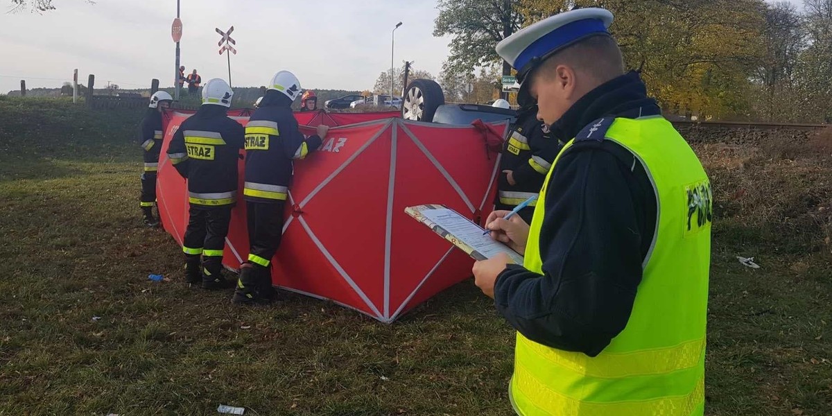 Sarbiewo: Auto wjechało pod szynobus. Zginęła 1 osoba, 3 są ranne