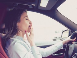 Niewyspany kierowca równie niebezpieczny jak pijany. TYLE powinno się spać, żeby móc jechać