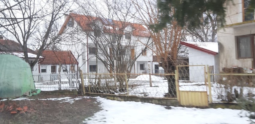 Mirljubova kuća nalazi se na oko 30 metara od centra gde "leči" ljude