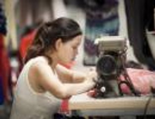 Nowa kolekcja co miesiąc, tony odpadów i kolorowe rzeki w Chinach. Oto cena szybkiej mody