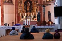 15.03.2020 Wrocław , Kościół Rzymskokatolicki pw Najświętszego Imienia Jezus . Mała frekwencja na mszy świętej podczas zagrożenia koronawirusem .Fot . Krzysztof Ćwik / Agencja Gazeta