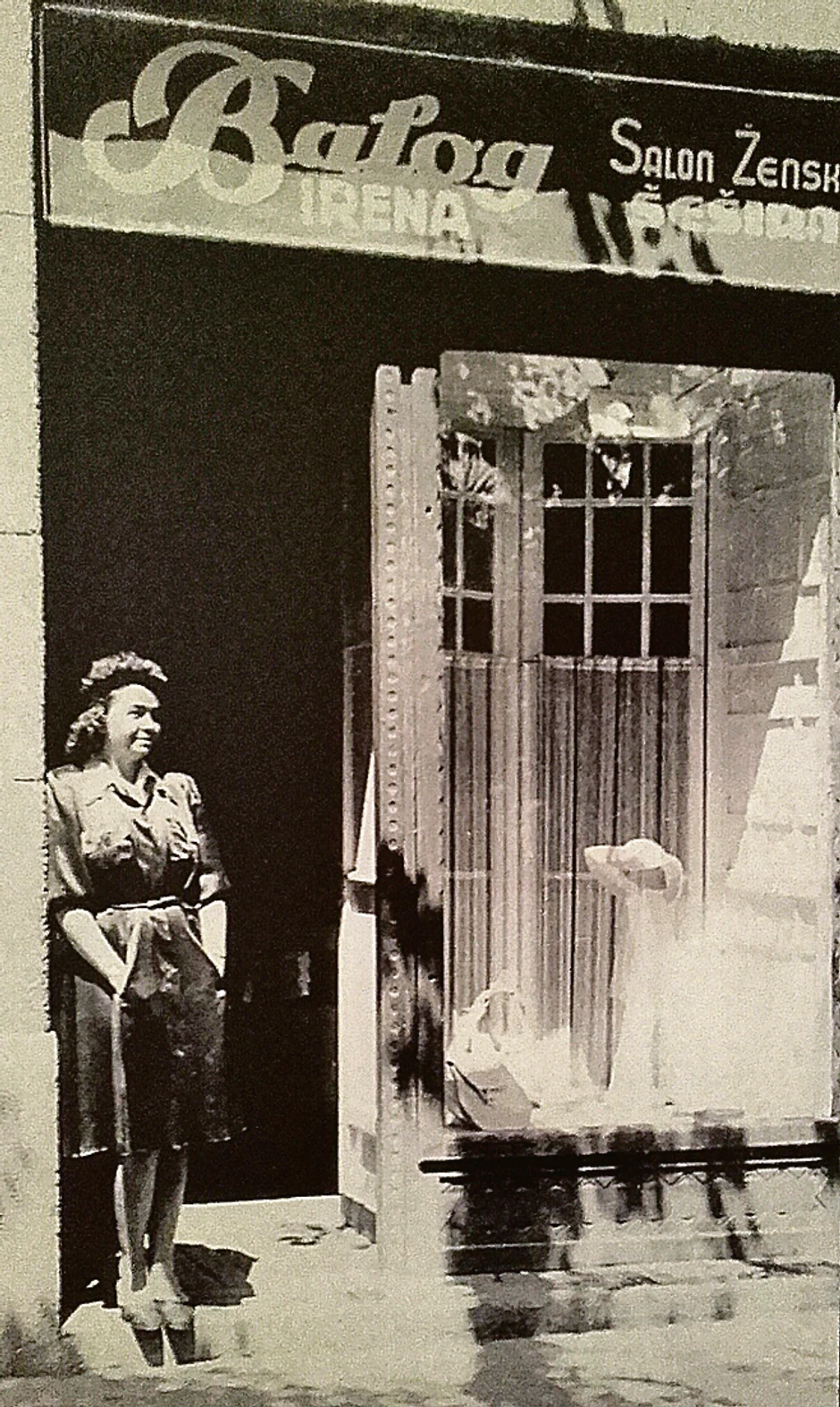 Irena Balog, poslednja subotička modiskinja, ispred svoje radnje