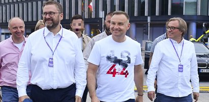 Tak Andrzej Duda ubrał się na koncert. Ile kosztuje taka koszulka? Można zamówić ją internecie