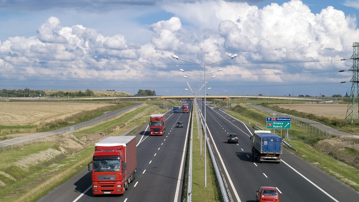 Utrudnienia występowały w okolicach węzła Lubiatów. Samochód ciężarowy wjechał tam do rowu. Jezdnia była zablokowana od rana. Trwa rozładowywanie kilkukilometrowego korka.