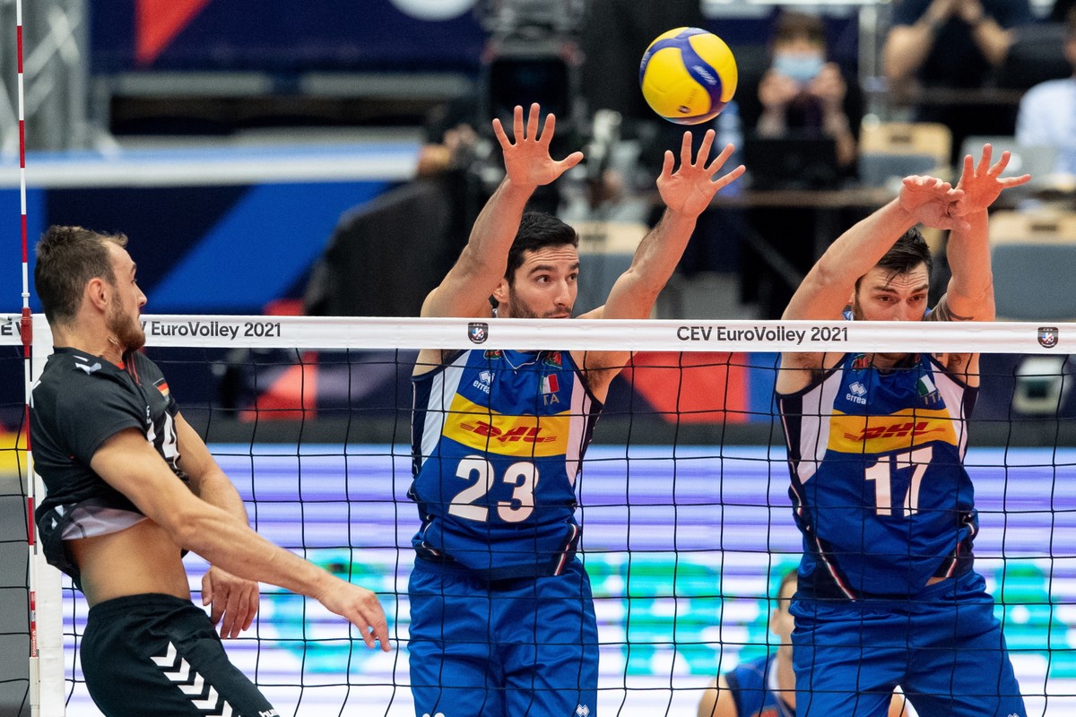 Niemiec Moritz Karlitzek (L) i Włosi Gianluca Galassi (C) i Simone Anzani) podczas meczu ćwierćfinałowego mistrzostw Europy