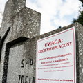 Jak uniknąć likwidacji grobu? Tysiące ostrzegawczych tabliczek na cmentarzach