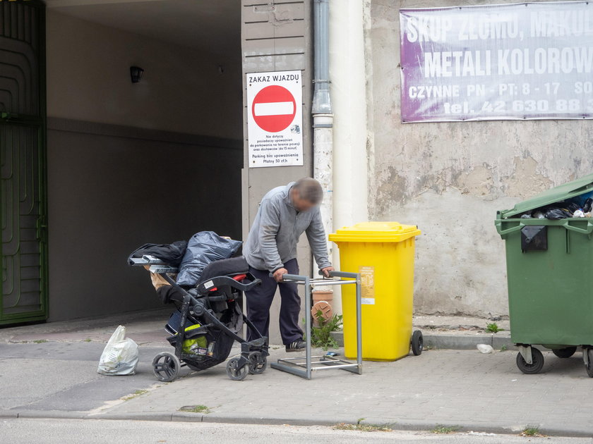 Rozbiórka sprzętów przed brama i sprzedaż w bramie obok?