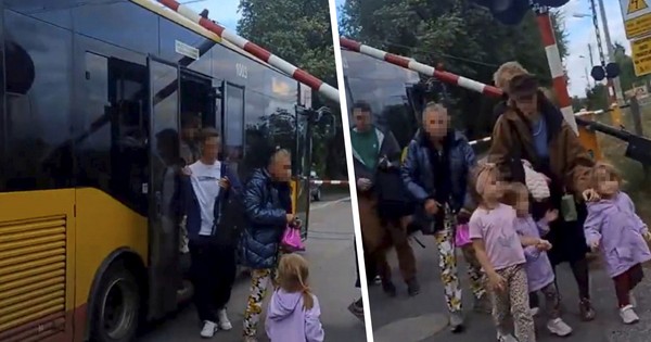 Autobus utknął na przejeździe kolejowym. Słychać płacz dzieci. Jest nagranie z Łodzi