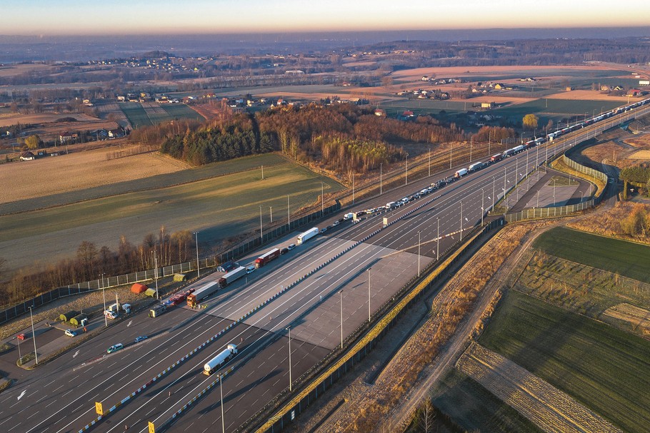 Autostrady łączą już Polskę z największym w Europie niemieckim rynkiem. Prowadzą też na południe od naszych portów. Na tym ogromnie zyskuje polska logistyka