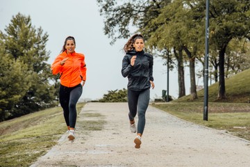 A sok futás árt a szépségnek? Egy neves orvos szerint öregíti az arcot és tönkreteszi az ízületeket