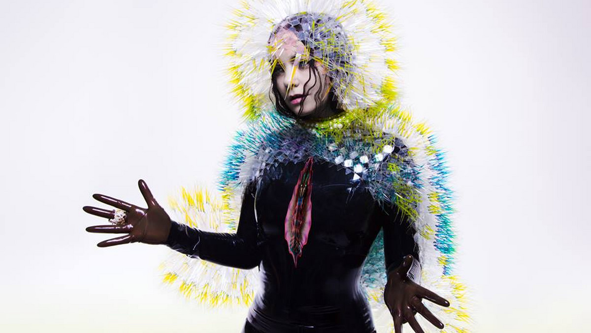 O ile miniony rok upłynął pod znakiem niekonwencjonalnych sposobów publikowania nowych płyt przez gwiazdy w rodzaju U2 i Thoma Yorke’a, tak ostatnie tygodnie to prawdziwy festiwal nielegalnych "wycieków" premierowych albumów. Najpierw była Madonna, a teraz premierę "Vulnicury" przyspieszyła aż o dwa miesiące Björk.