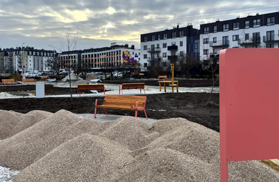 Plac zabaw, kalistenika, ścieżki… Rośnie skwer na Jagodnie! 