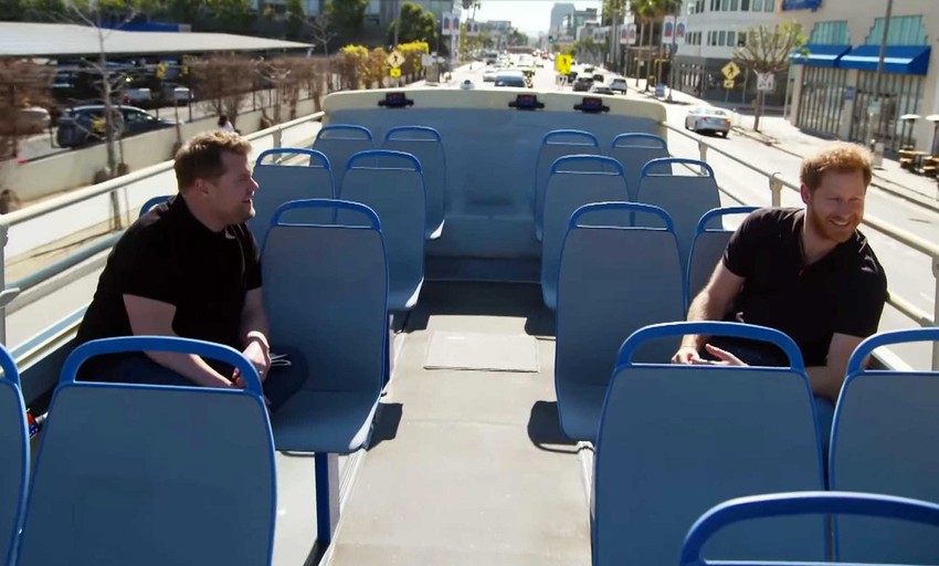 Princ Hari i Džejms Korden u turističkom autobusu