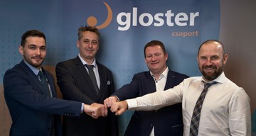 A ma délelőtti aláírásról, ezen a szereplők az alábbiak szerint láthatók: (balról jobbra) Dr. Osvald Roland ügyvéd, PV Partners, Fischer Norbert ügyvezető, Lanoga Kft., Szekeres Viktor alapító tulajdonos, Gloster Infokommunikációs Nyrt., Dr. Pintér Attila ügyvéd, PV Partners
