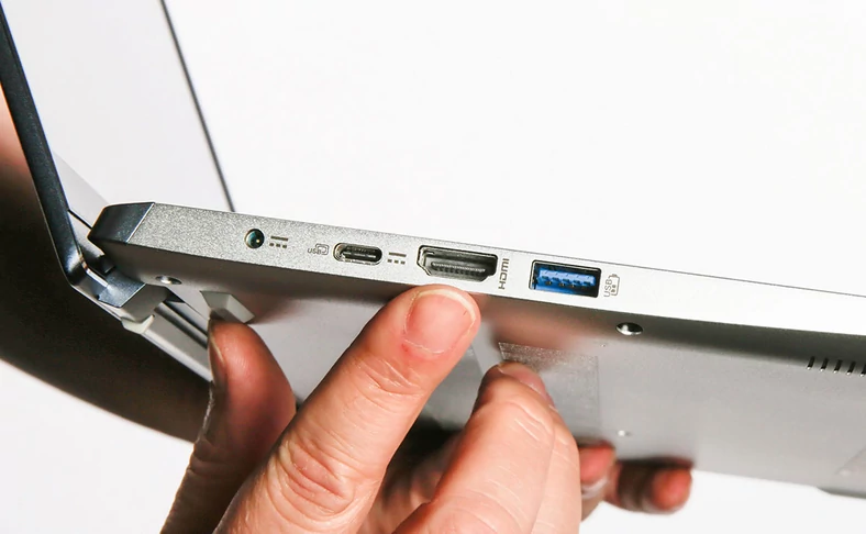 Jak na smukły notebook Swift X ma dużo łączy: po lewej stronie znajdują się: gniazdo zasilacza, USB-C, HDMI oraz USB-A z funkcją ładowania