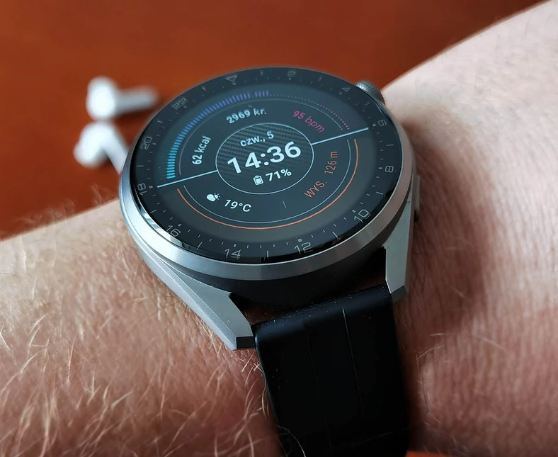 Huawei Watch 3 Pro to duży, gruby i dość ciężki smartwatch. Nie będzie zatem idealnym wyborem dla osób o szczupłym nadgarstku