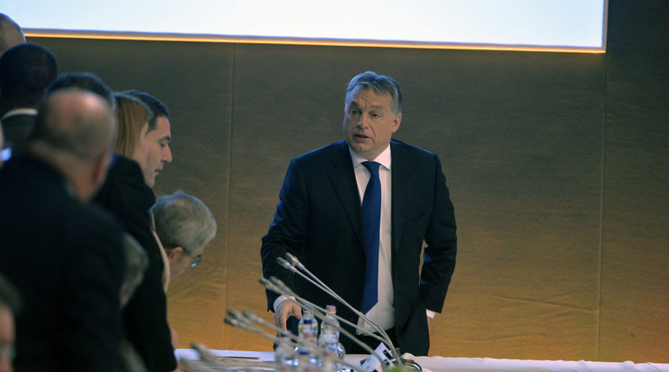 Orbán Viktor megérkezik az ülésre / Fotó: MTI-Koszticsák Szilárd