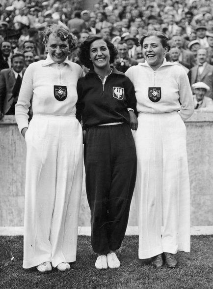 Medalistki olimpijskie z 1936 r. w rzucie oszczepem (od lewej): Tilly Fleischer (złoto), Maria Kwaśniewska (brąż), Luise Krüger (srebro)