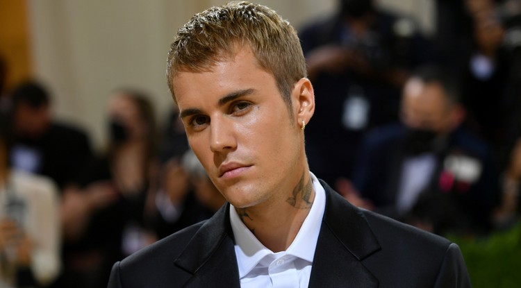 Justin Bieber a 2021-es Met Gálán pózol