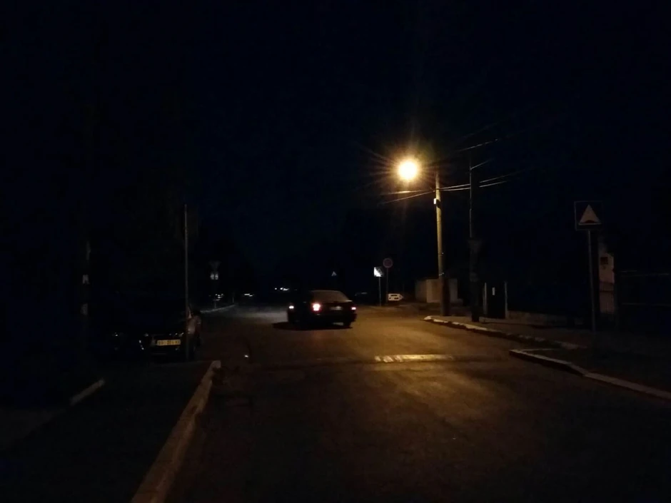 Ulice Batajnice osvetljava tek poneka sijalice, dok su sve kuće u mraku