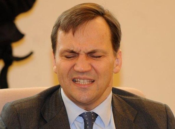 Sikorski cierpi po wypadku na nartach