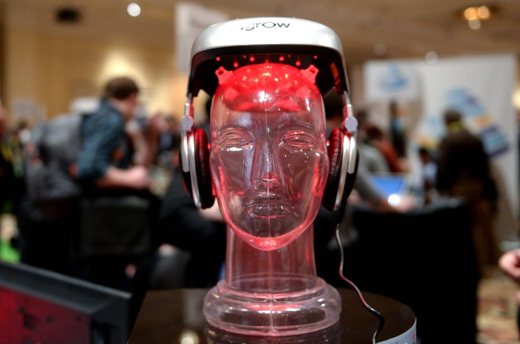 <strong>Laserowy hełm od Apira Science</strong><br /><br />

Na pierwszy rzut oka wygląda to na niekompletny zestaw do korzystania z wirtualnej rzeczywistości. Ale wbrew pozorom jest to forma sprzętu medycznego. Laserowy hełm bowiem aktywnie wspiera porost włosów działając terapeutycznie. Cena: ok. 700 dolarów. <br /><br />