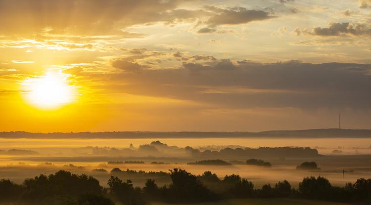 Napfelkelte és köd a Principális-völgyben Zalaszentbalázsról fotózva 2020. szeptember 16-án. Jobbra az újudvari tévétorony.