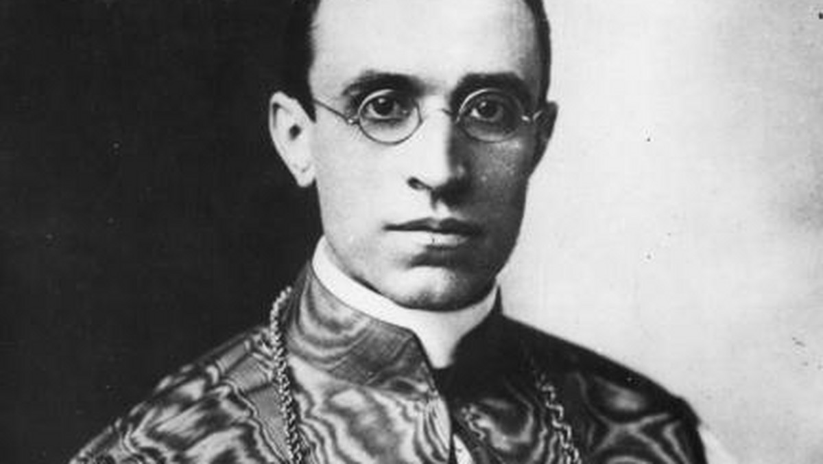 Pius XII przyjaźnił się z Guido Mendesem, synem rabina, urodzonym we Florencji. Pomagał przyjacielowi w okresie, kiedy wprowadzono we Włoszech tzw. "ustawy rasowe", spychające obywateli narodowości żydowskiej na margines - zdradza prefekt Tajnego Archiwum Watykańskiego, bp Sergio Pagano.