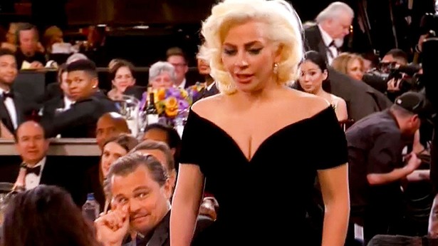 Hit Złotych Globów 2016: Lady Gaga potrąciła DiCaprio. Jego reakcja... bezcenna!