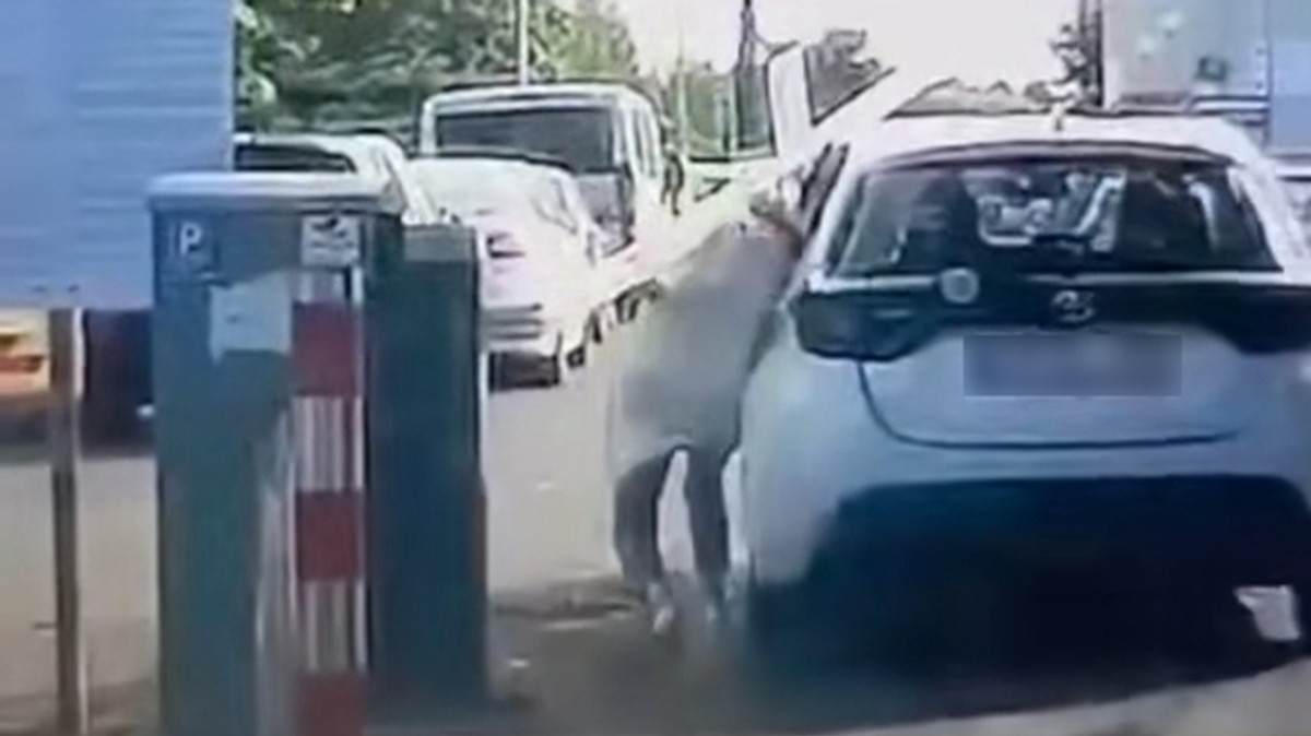 Kuriozalna sytuacja przed szpitalem w Jastrzębiu-Zdroju. Nagranie niesie się po sieci