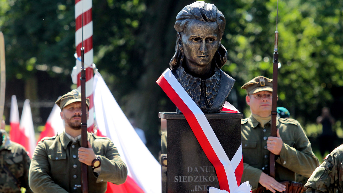 Pomnik Danuty Siedzikówny "Inki", sanitariuszki 5. Wileńskiej Brygady Armii Krajowej i jednej z najbardziej znanych ofiar stalinowskiego terroru, odsłonięto w Miłomłynie. Uroczystość odbyła się w przeddzień 70. rocznicy jej śmierci.