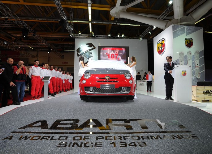 W Bolonii miała miejsce światowa premiera nowego Abartha 595. Model ten poszerza gamę Abartha 500, wchodząc do niej z dwoma pakietami personalizacji, 'turismo' i 'competizione'. Pod maską turbodoładowany silnik 1,4 T-Jet, którego moc zwiększono do 160 KM. Moment obrotowy wynosi 230 Nm przy 3000 obr/min w trybie Sport
