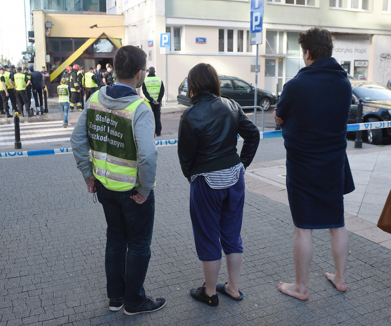 Ewakuowani mieszkańcy koło bloku przy ul. Śliskiej 10 w Warszawie