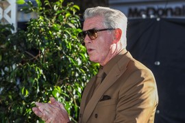 Sina se odrekao, ali UNUKU pazi kao oči u glavi! Pirs Brosnan NIJE DEDA PO KRVI prelepoj IZABELI, ali kao da joj je ROD NAJROĐENIJI: Veza koja ih spaja za njega je i NAJVEĆA SREĆA I NAJVEĆA BOL