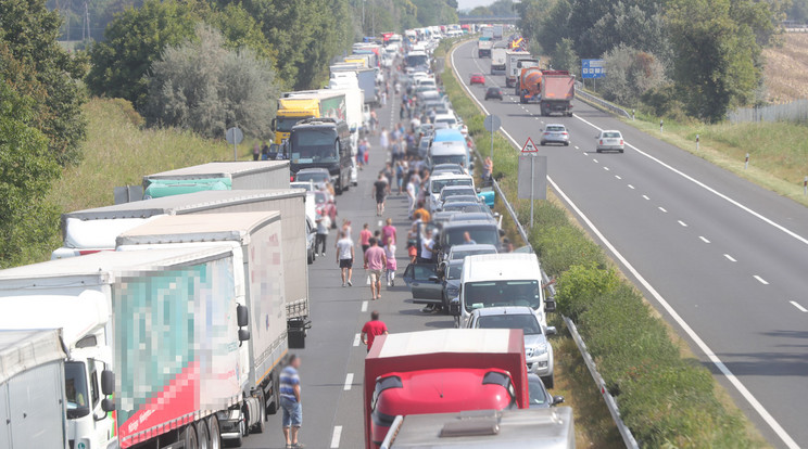 A nyári csúcsidőben 80-90 km/h a maximum az M7-esen, hát még, ha történik egy baleset... / Illusztráció: Varga Imre