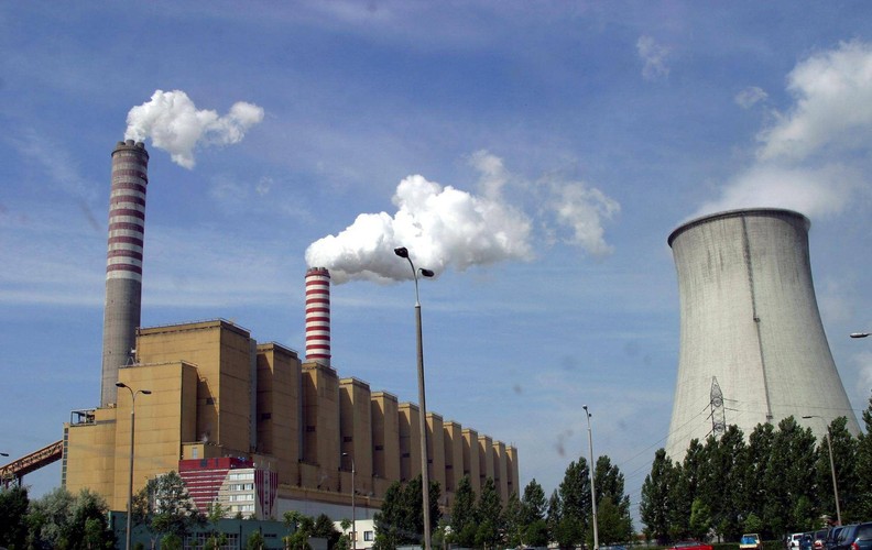 Zarobki pracowników tej elektrowni nadal są stosunkowo wysokie, bo firma może sobie na to pozwolić - elektrownie są bardziej rentowne niż elektrociepłownie, nastawione głównie na produkcję ciepła, a prąd produkujące 'przy okazji'. Zresztą wystarczy wpisać w wyszukiwarce Google hasło 'elektrownia bełchatów' - pierwsza automatyczna podpowiedź do hasła to słowo 'praca'.

Na zdjęciu: Elektrownia Bełchatów