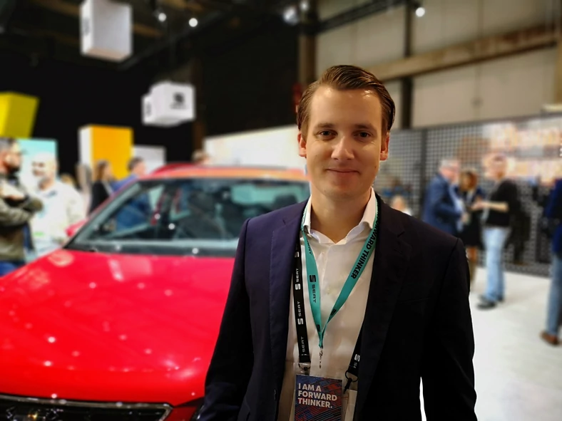 Fabian Simmer odpowiedzialny za digitalizację w Seacie. Efekty jego pracy odczują nie tylko użytkownicy marek grupy Volkswagena ale także korzystający z popularnej aplikacji Waze