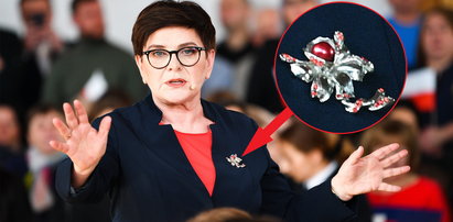 Beata Szydło wróciła do Polski, a razem z nią - broszka! "To nie przypadek"