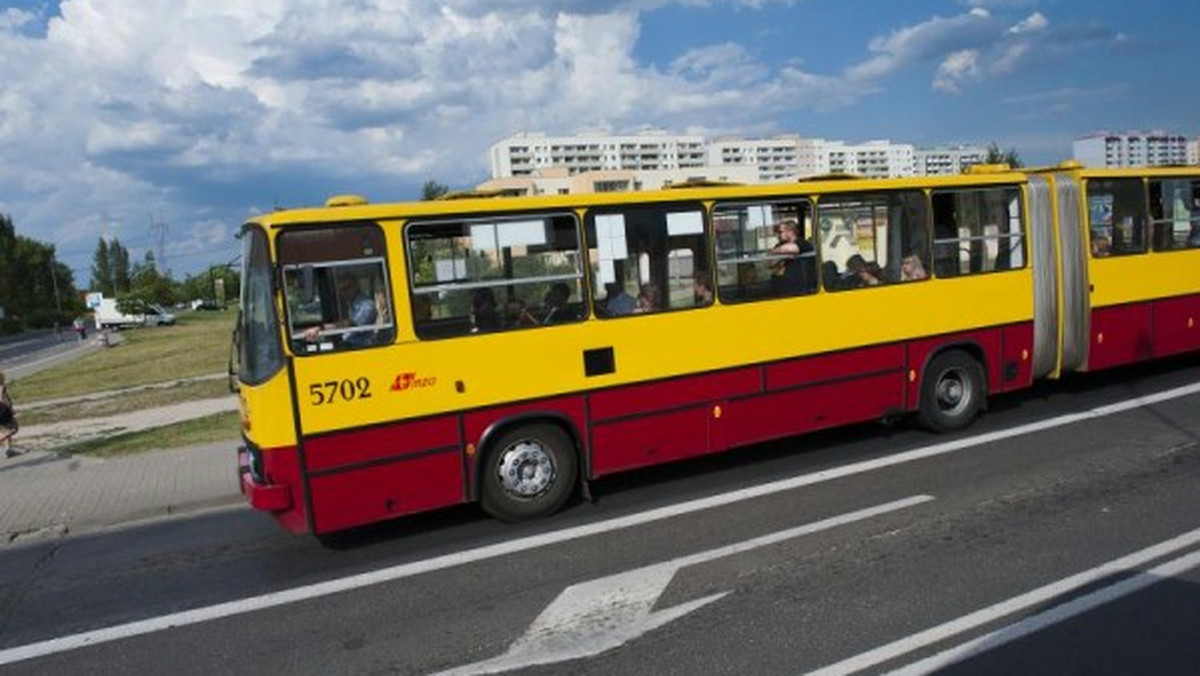 Parada ikarusów 31 grudnia, a w sylwestrową noc specjalna linia nocna. To ostania szansa, żeby zobaczyć wysłużone autobusy na stołecznych ulicach - informuje portal mmwarszawa.pl.