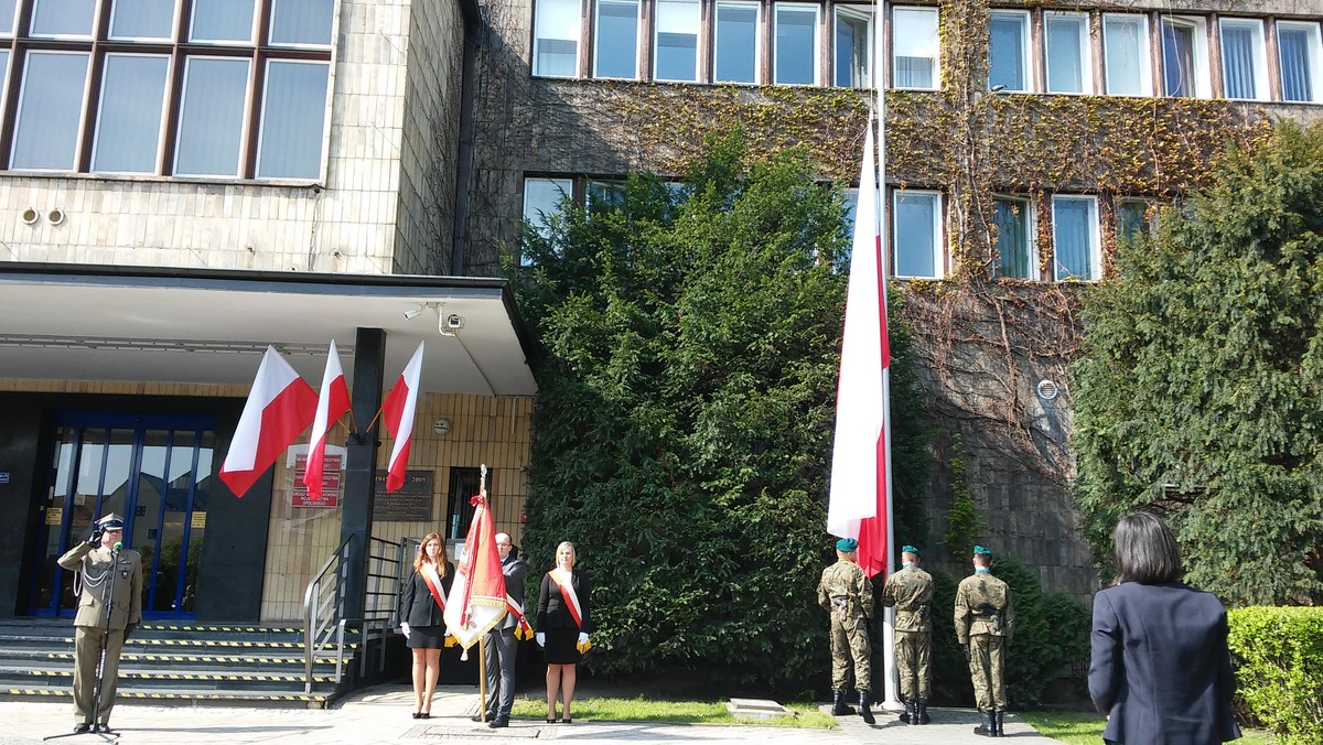 Oficjalne obchody Dnia Flagi w Opolu. - Dzisiaj podawajmy sobie ręce i radujmy się – mówiła pod Urzędem Wojewódzkim wicewojewoda Violetta Porowska. Przy wejściu do Urzędu w asyście żołnierzy z 10. Opolskiej Brygady Logistycznej zawisła na maszcie wielka biało-czerwona flaga.