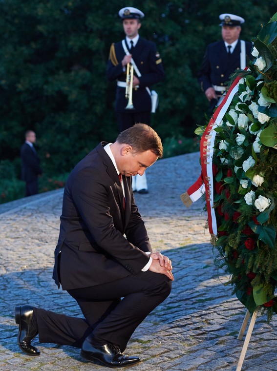 Prezydent Andrzej Duda składa kwiaty przed Pomnikiem Obrońców Wybrzeża na Westerplatte