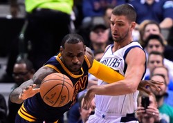 Liga NBA: LeBron James poprowadził Cavaliers do zwycięstwa nad Maverics