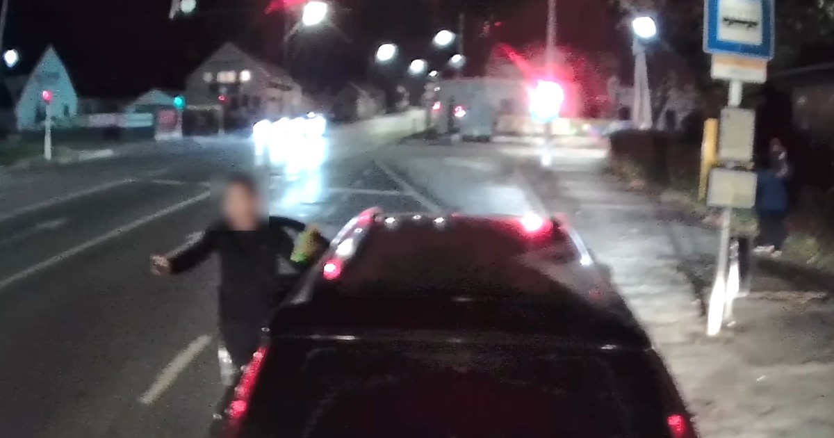 A buszmegállóban állt meg vacsorázni egy autós Pécsett, majd ezt mondta az őt számon kérő buszsofőrnek – videó