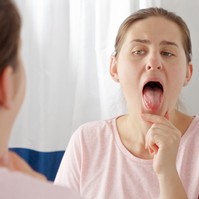 Lepedék a nyelven, dudor a szájban: gombás vagy bakteriális fertőzés jelei?
