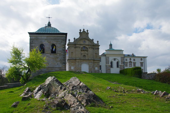 Pobenedyktyński zespół klasztorny, w nim bazylika mniejsza pw. Trójcy Świętej i Sanktuarium Relikwii Drzewa Krzyża Świętego
