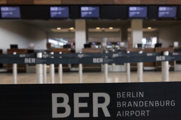 Lotnisko Berlin-Brandenburg wewnątrz. Wciąż w budowie