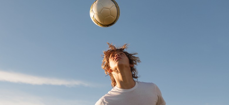 Futbolowe wstrząśnienia mózgu. Lekarze ostrzegają